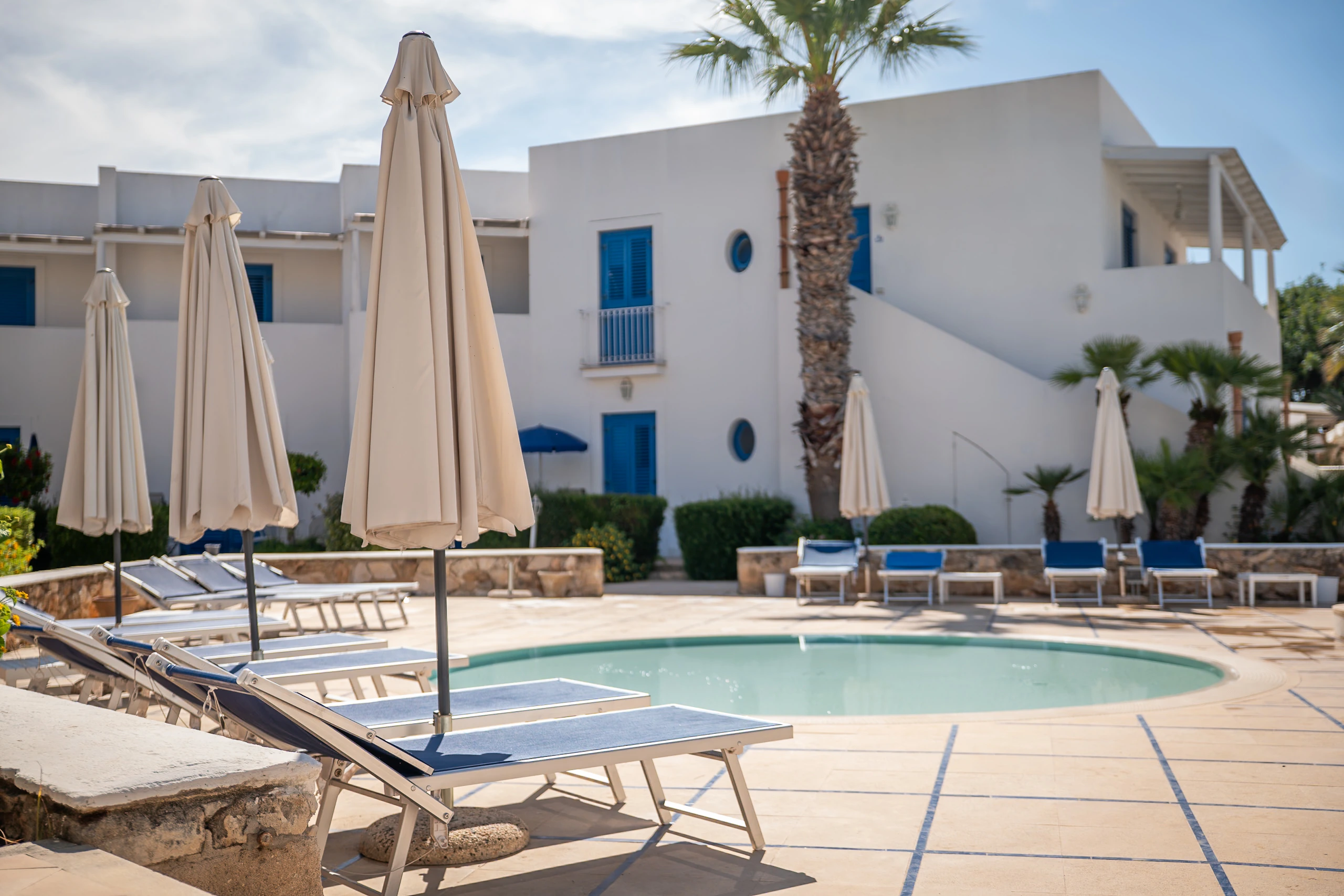 Solarium con lettini, ombrelloni e balconi mediterranei