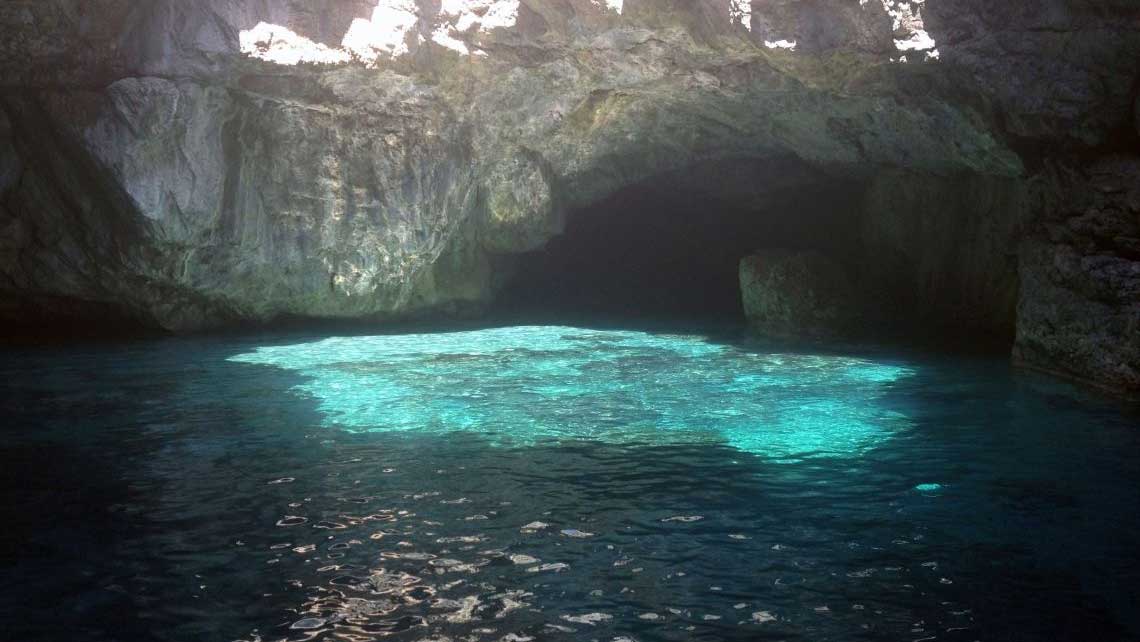Acqua turchese in una grotta marina di Marettimo