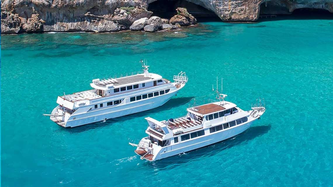 Imbarcazioni per minicrociere accanto alla costa di Favignana